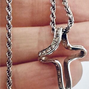 18k white gold cross pendant with diamonds from Italy. Stamped 750 and Hallmarks